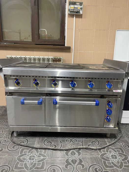 Электрическая кухонная плита с духовкой