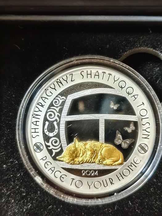 Продам коллекционную серебряную монету Мир Вашему Дому