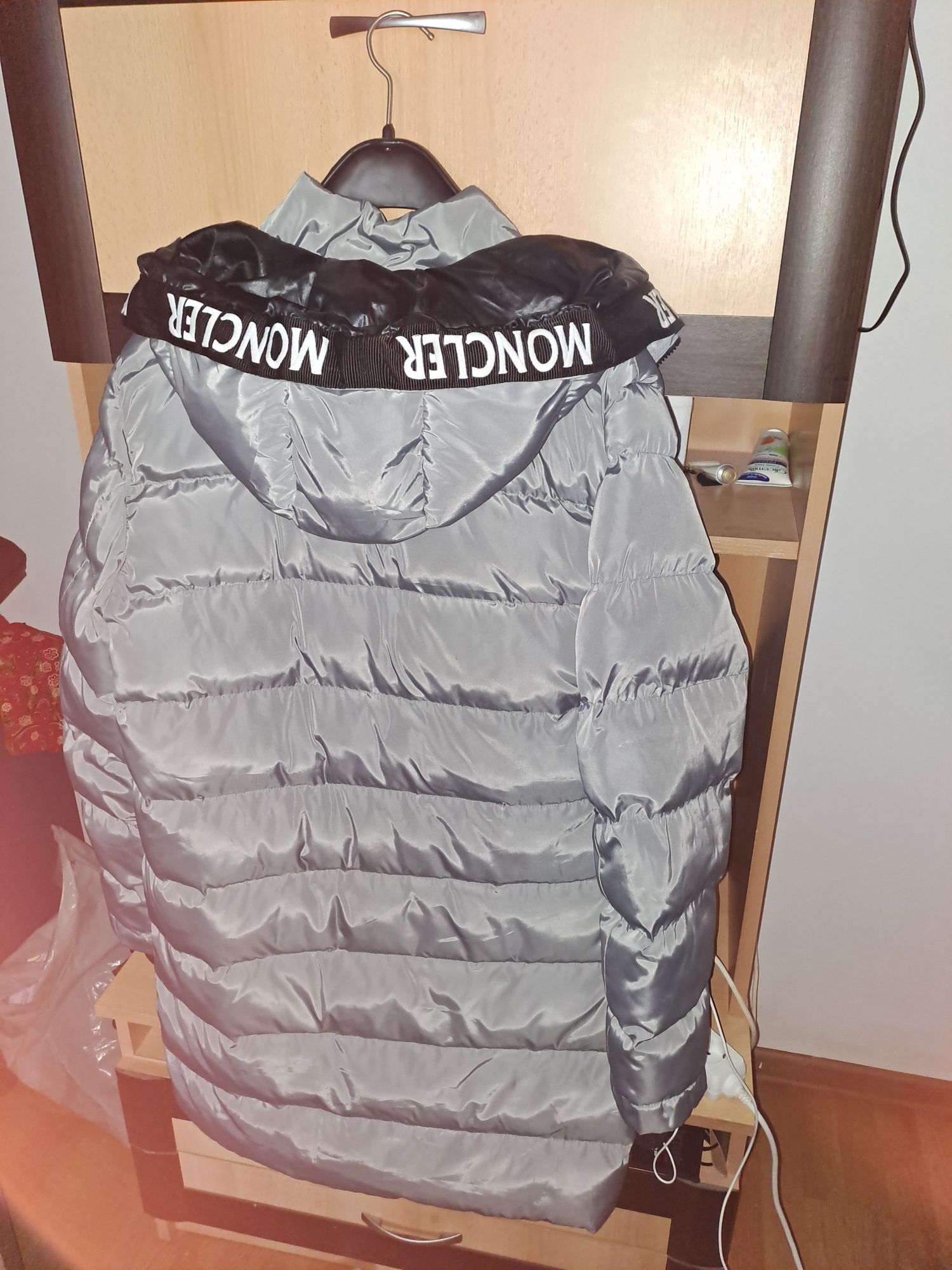 Vând 2 geci de iarna Moncler de dama  albă și bărbat argintiu