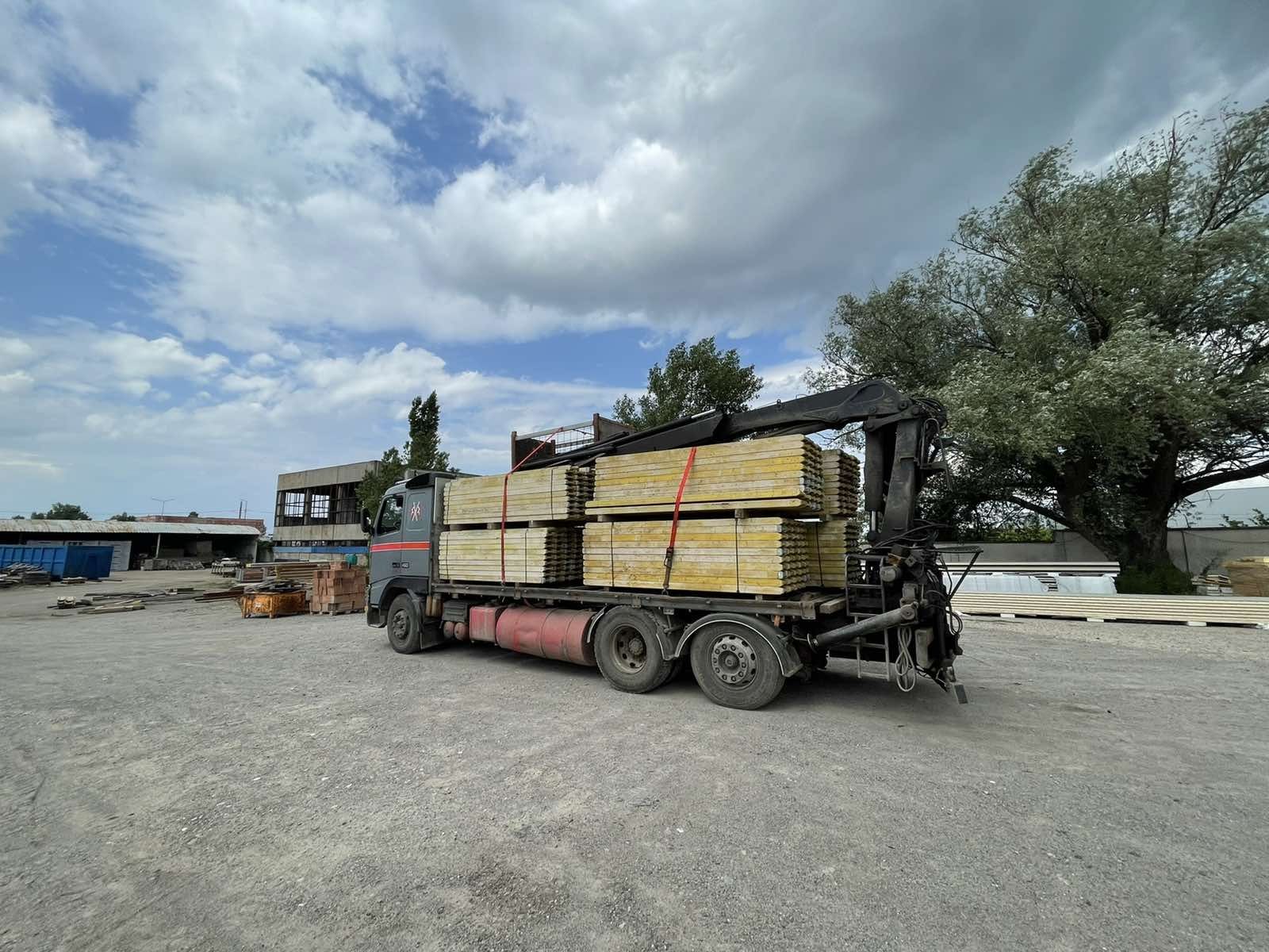 Открит бордови камион - 7.35м до 7 т товар - София и страната