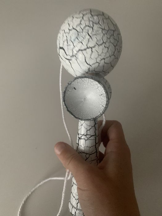 Kendama alb cu negru