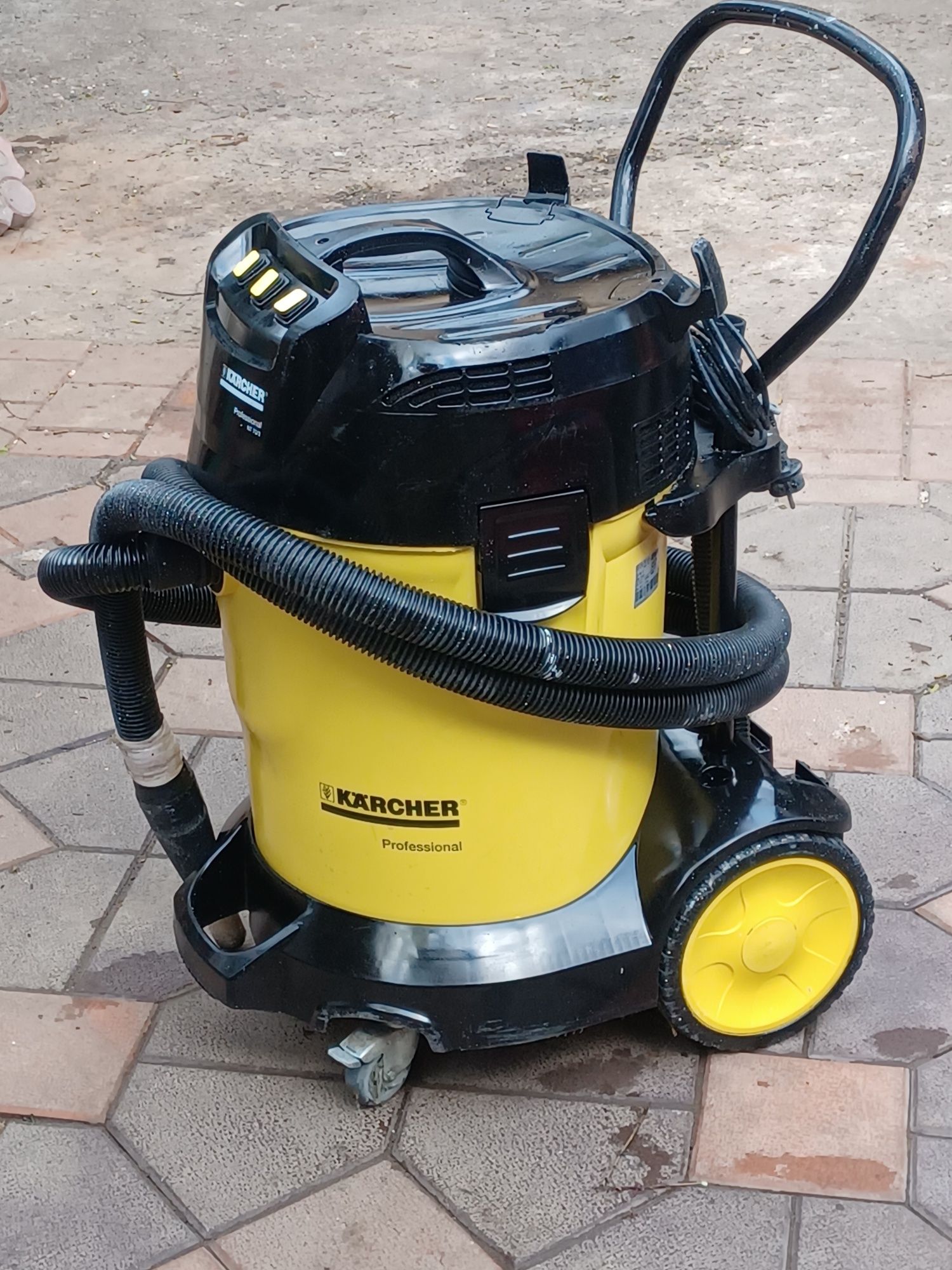 Aspirator cu 3 motoare KARCHER Profesional  NT 70/3 care absoarbe și a