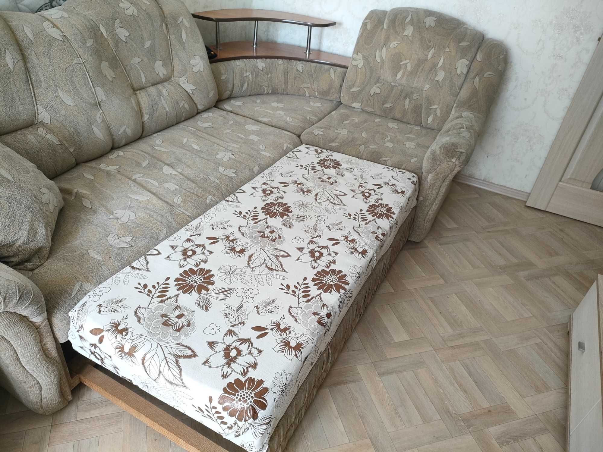 Диван, два кресла, уголок