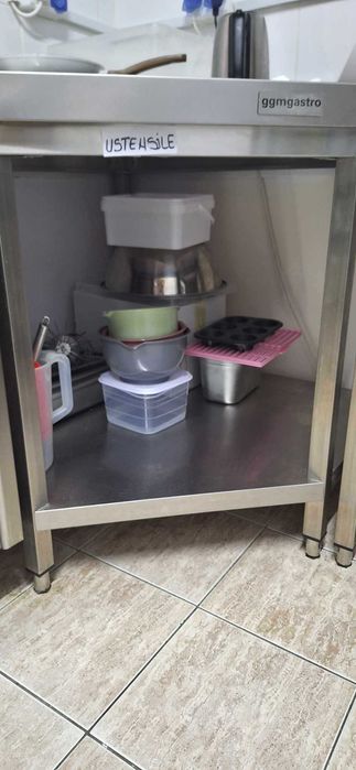 Masă de lucru pe colț din oțel inoxidabil