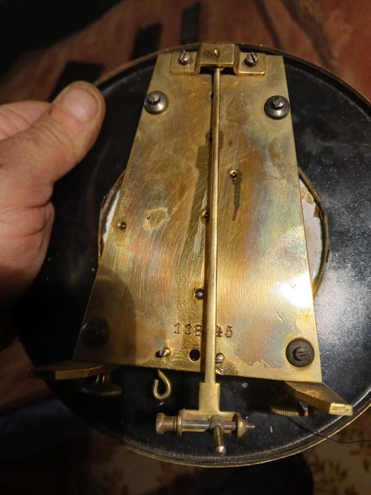 Pendula de perete cu secundar cu o greutate