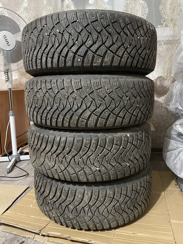 Продам шины с дисками шипованные