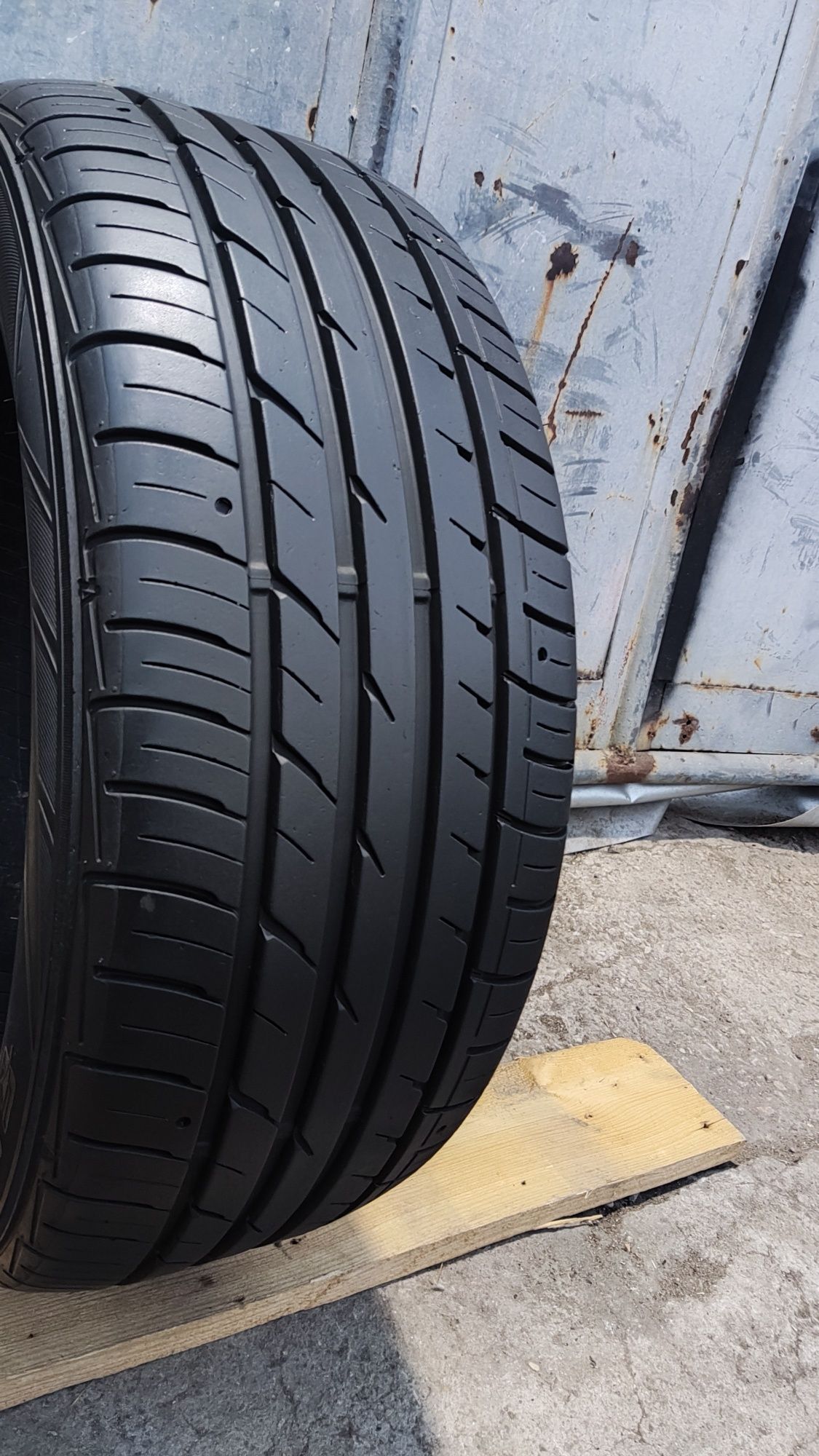 1бр. лятна гума 225/50/17 Falken Ziex
7.3mm
Перфектно състояние на гум
