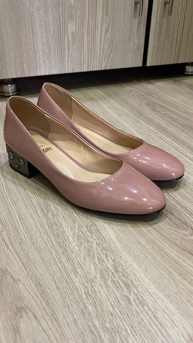 Туфли бежево-розового цвета, лакированные.