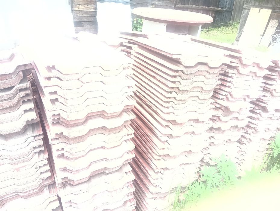 Vând țiglă ceramică 1 leu bucata . Total 900 bucăți