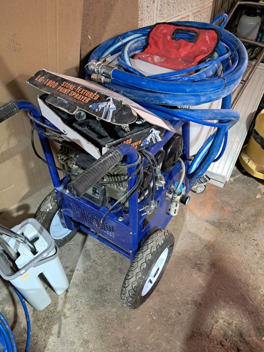 Машина за мазилки и шпакловки TEXTURE SPRAYER PS8
Машината е на два об