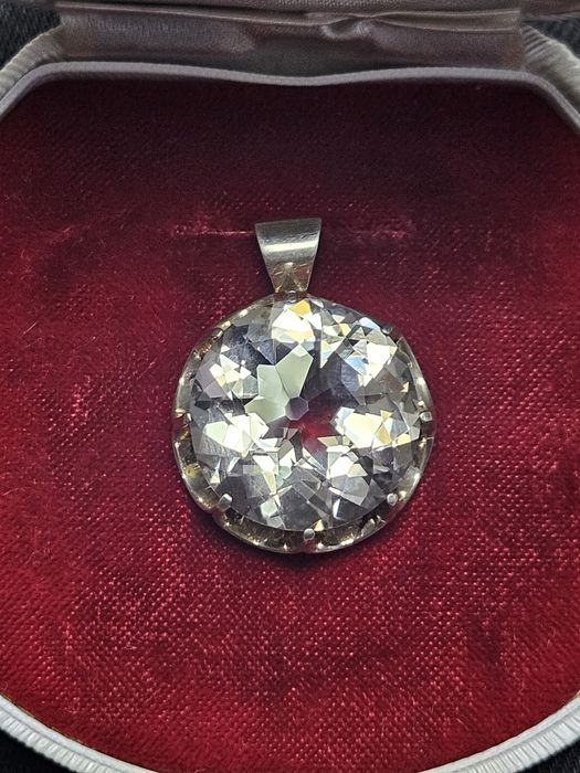 Сребърна Висулка с голям топаз.