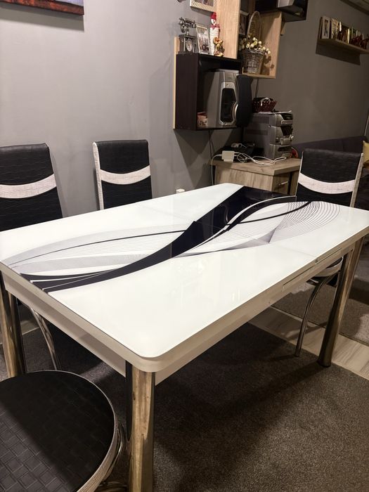 Дървено стъклена маса с пет стола