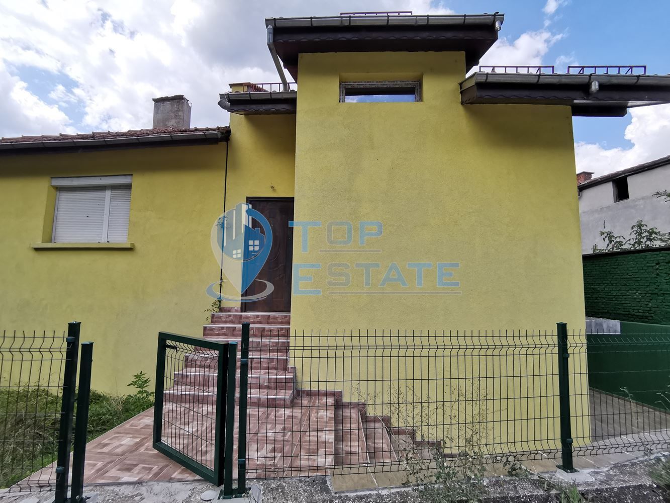 Триетажна къща ново строителство в близост до центъра на град Трявна