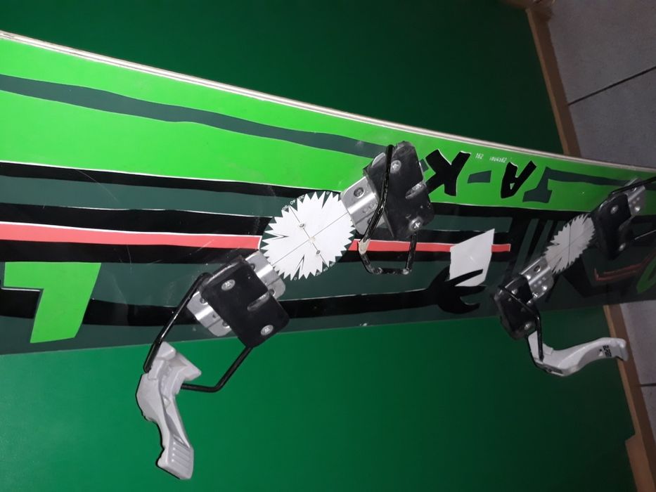 Clăpari, schiuri, ochelari, bețe, cască ski