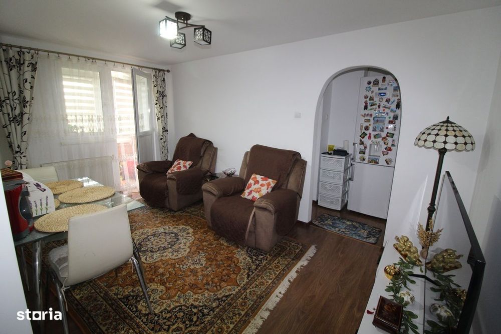 Vând apartament 3 camere în Hunedoara, zona Micro1-T. Vuia, 44mp