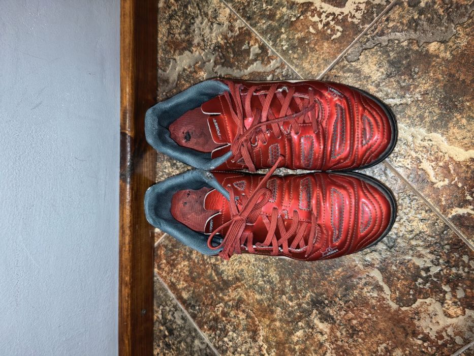 Подарявам спортни обувки за футбол