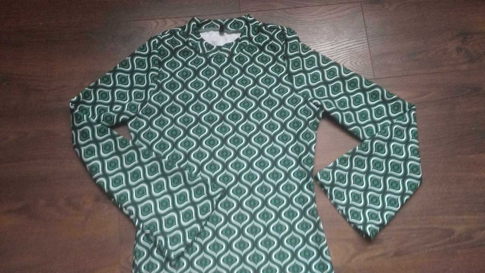 Къса дамска рокля по тялото с широки ръкави TRENDYOL