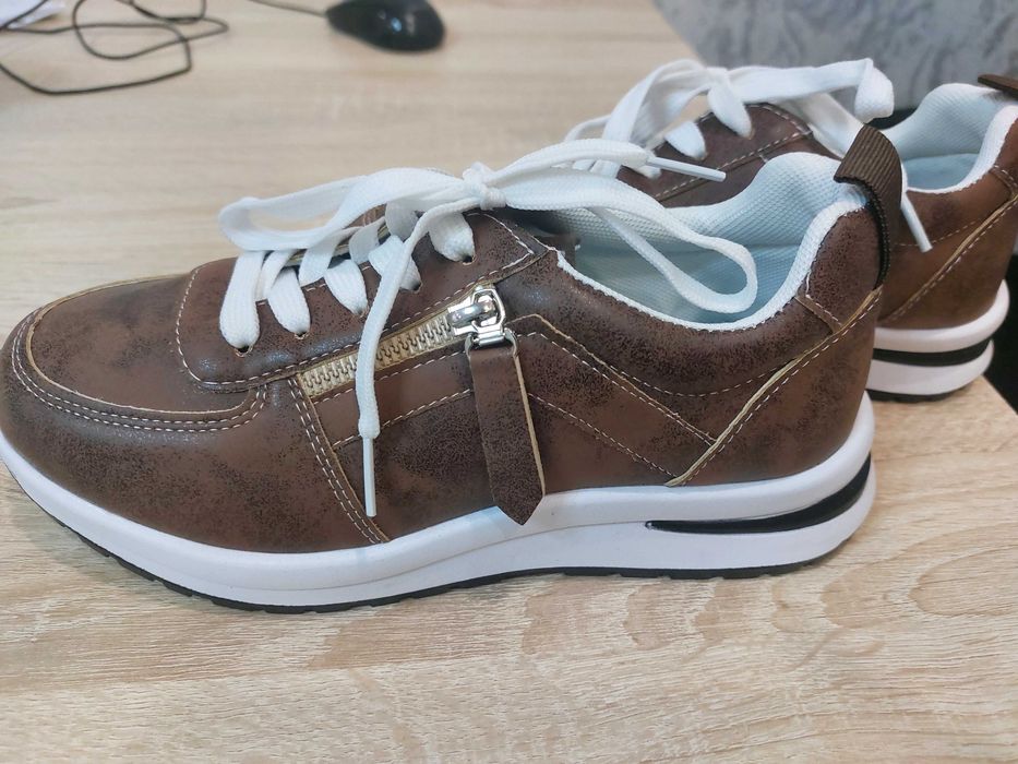 Кроссовки размер не подошел .новые