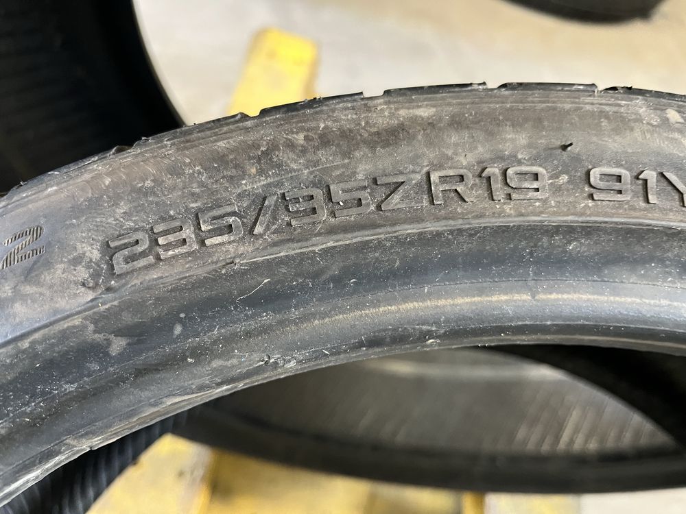 2 бр Летни гуми 235/35/19 Hankook
