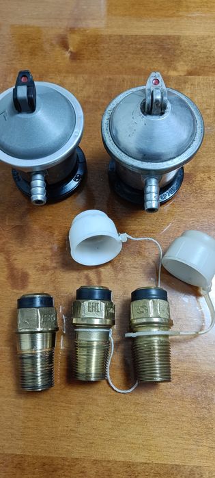 Продам редуктора на газовый баллон с тремя клапанами ,можно по одному