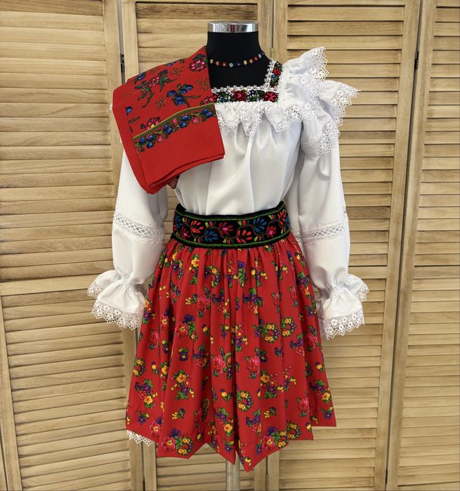 Costum traditional/popular pentru femei de Maramures autentic, complet