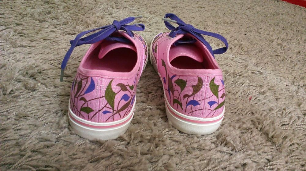 Рисувани дамски кецове