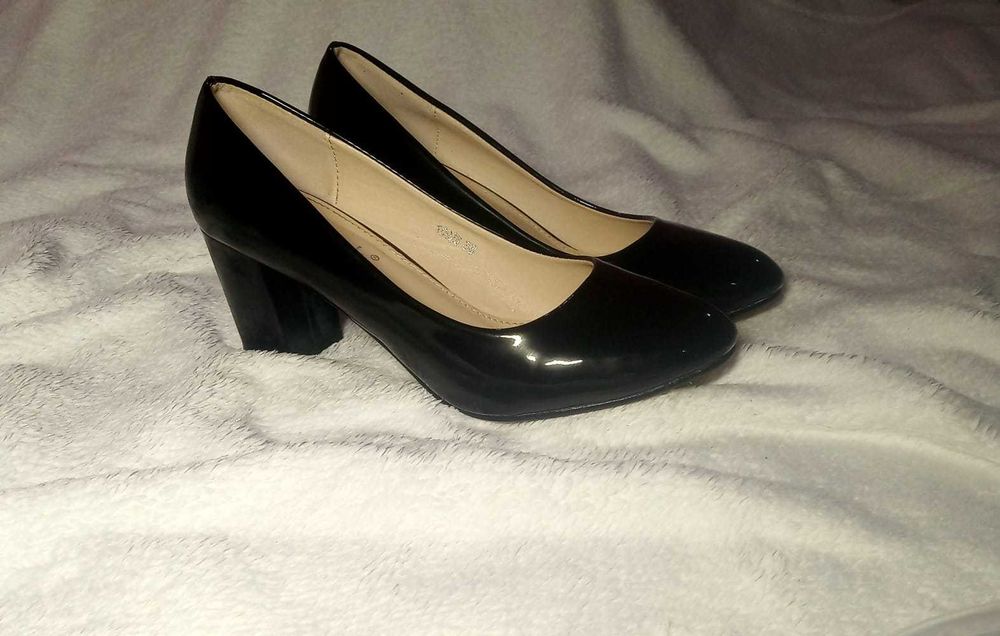 Pantofi negri lucioși