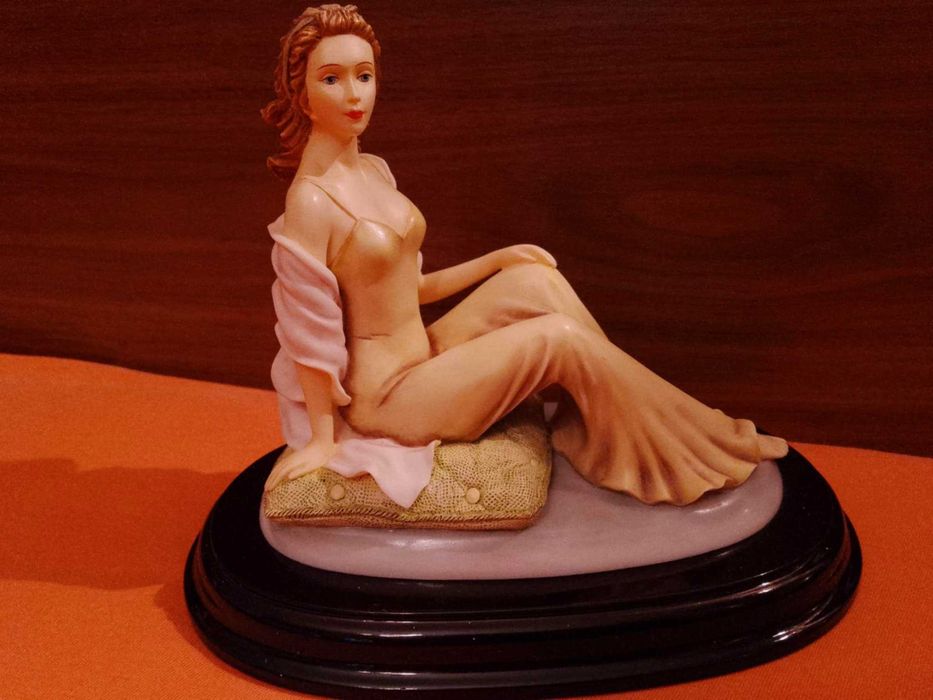 Фигура "Дамата върху възглавница"