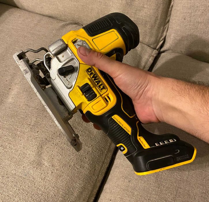 Fierastrau vertical DEWALT DCS335 pe 18V Brushless - corp