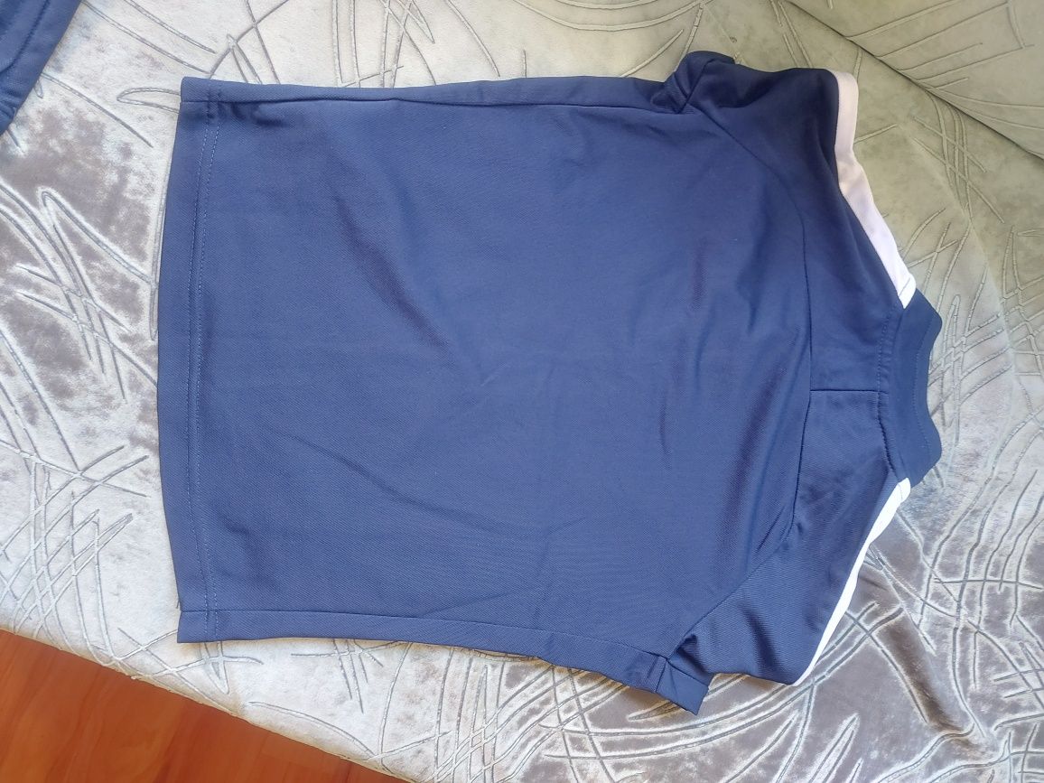 Продавам детски екип.