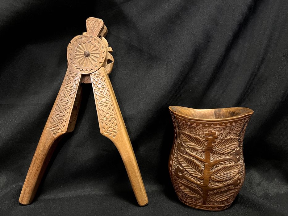 Pereche formată dintr-un cauc și spărgător de nuci