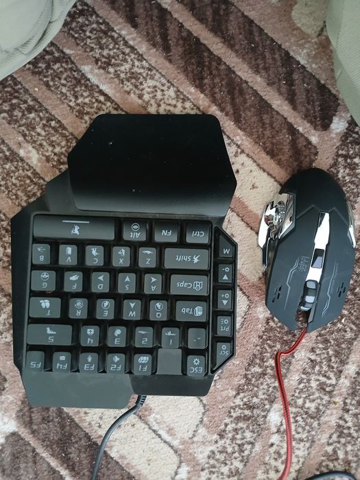 Vând tastatura pentru telefon aproape nouă