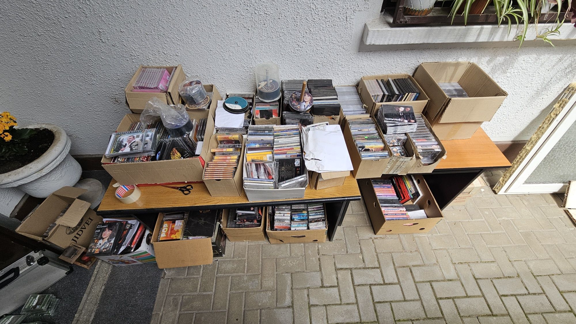 Colecție uriașă de CD-uri, casete și DVD-uri de vânzare