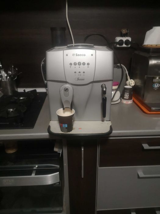 Продавам работеща Кафе машина saeco
