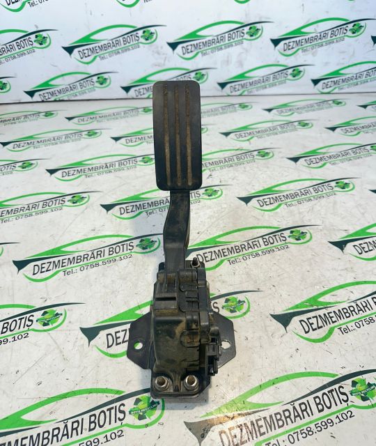 Pedala acceleratie 8200 386 506 Dacia Logan prima generatie (facelift