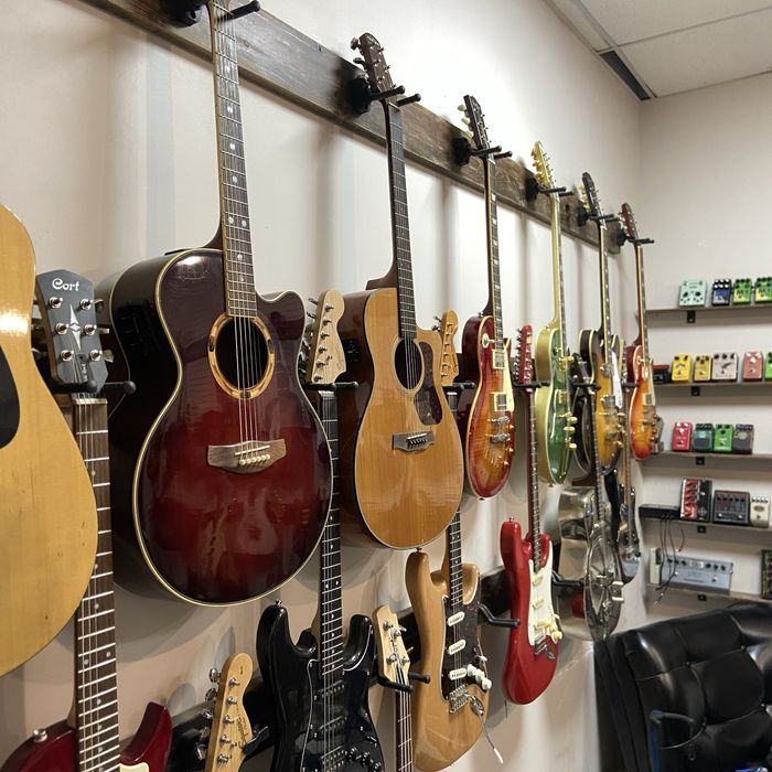 Гитарный шоурум в Алматы