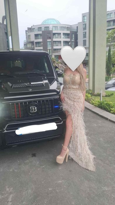 Бална рокля с пера от дизайнерката София Борисова