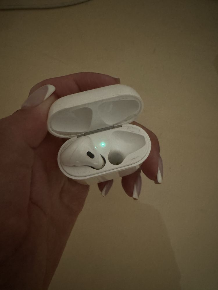 Airpods б/у два блока и по одному наушнику левому