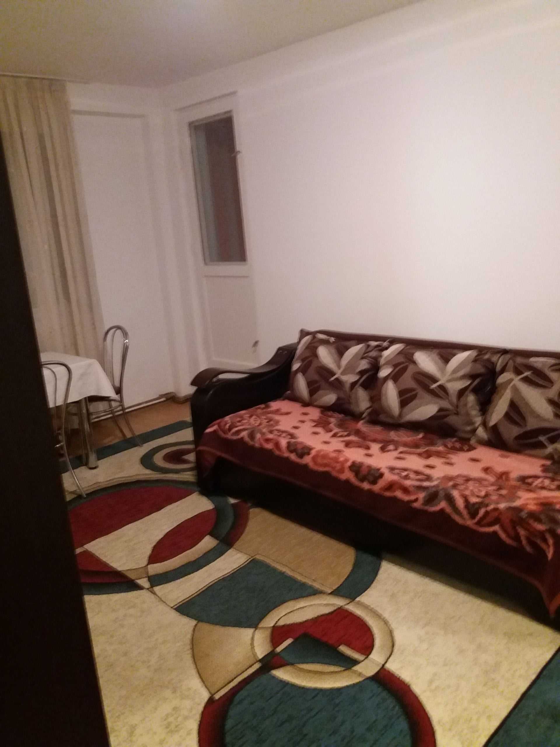 Camera de inchiriat la apartament cu 3 camere.