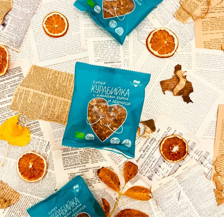 Кутия Charly Wilde с книга и настолна игра "Книготърсачи"