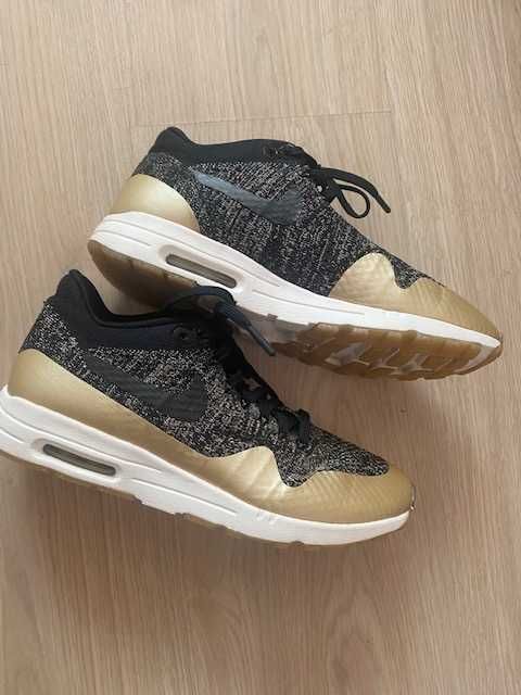 Adidasi Nike Air Max, marimea 39, stare impecabila, model deosebit