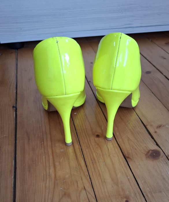 Искрящо/ ярко жълти, лачени, високи дамски обувки Daris, 39 номер