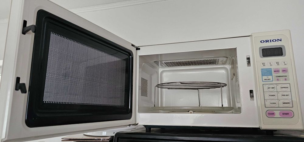 Cuptor cu Microunde Orion 1400 w cu Grill. Functioneaza .