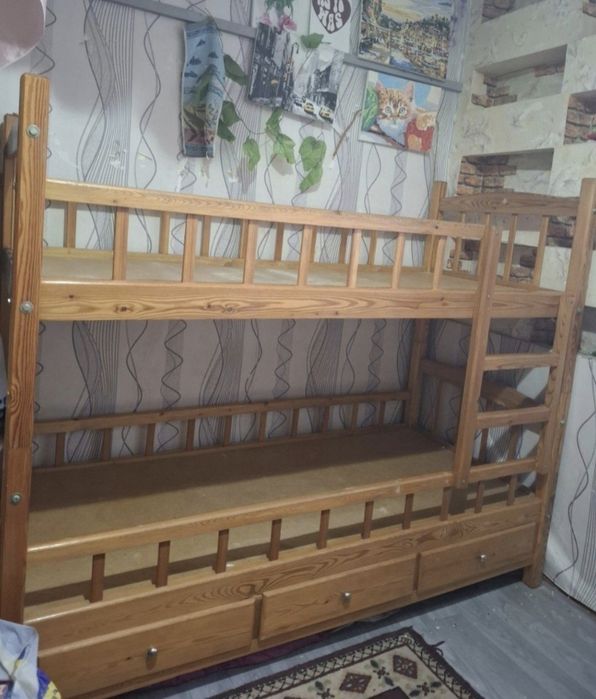 Двухярусная кровать из дерева