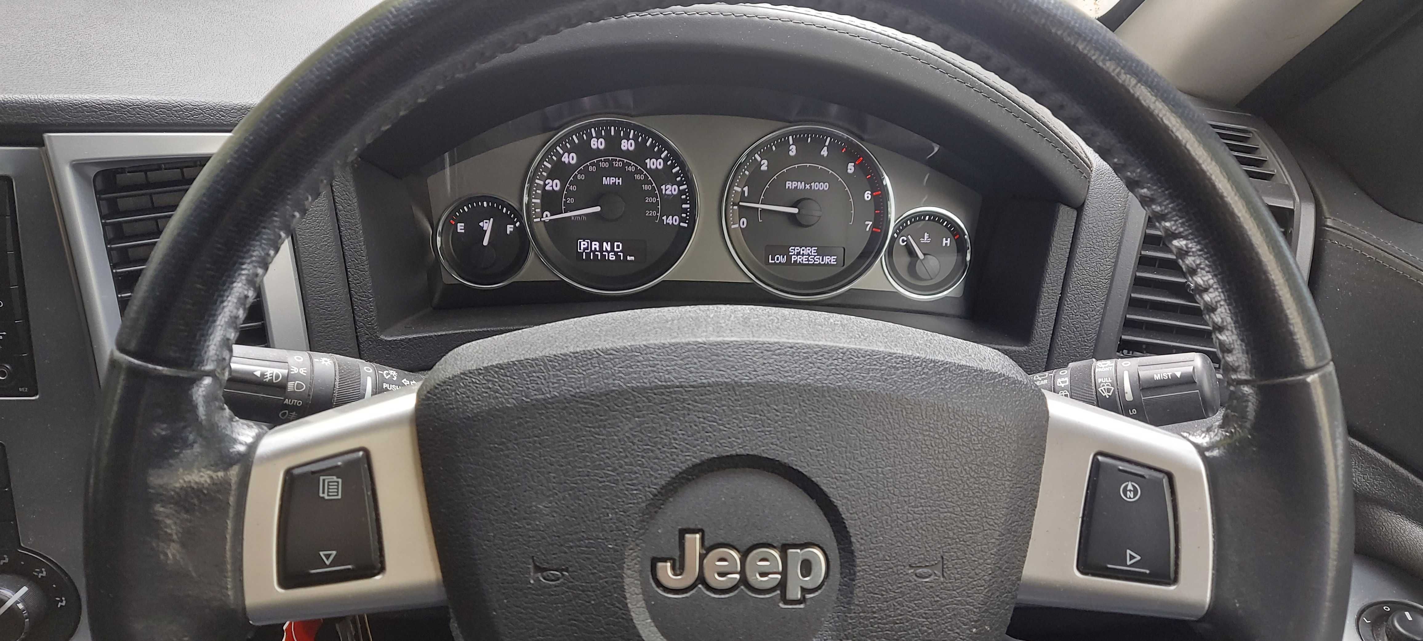 Vând Jeep Grand Cherokee fabricație 2010, de culoare argintiu