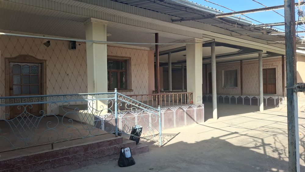 Hovli uy sotiladi.