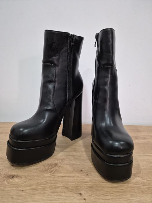 Дамски къси ботуши с платформа и висок ток