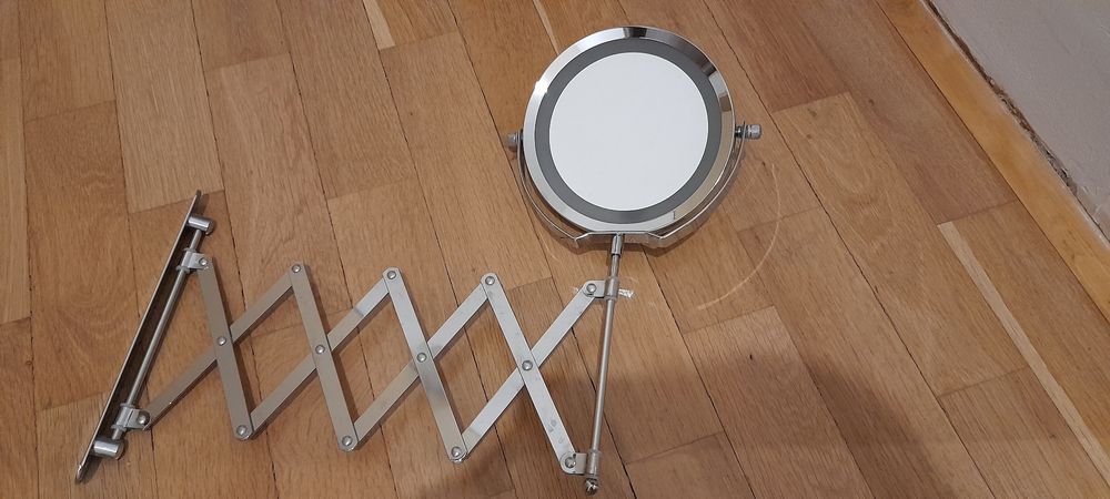 Oglinda cosmetica de perete