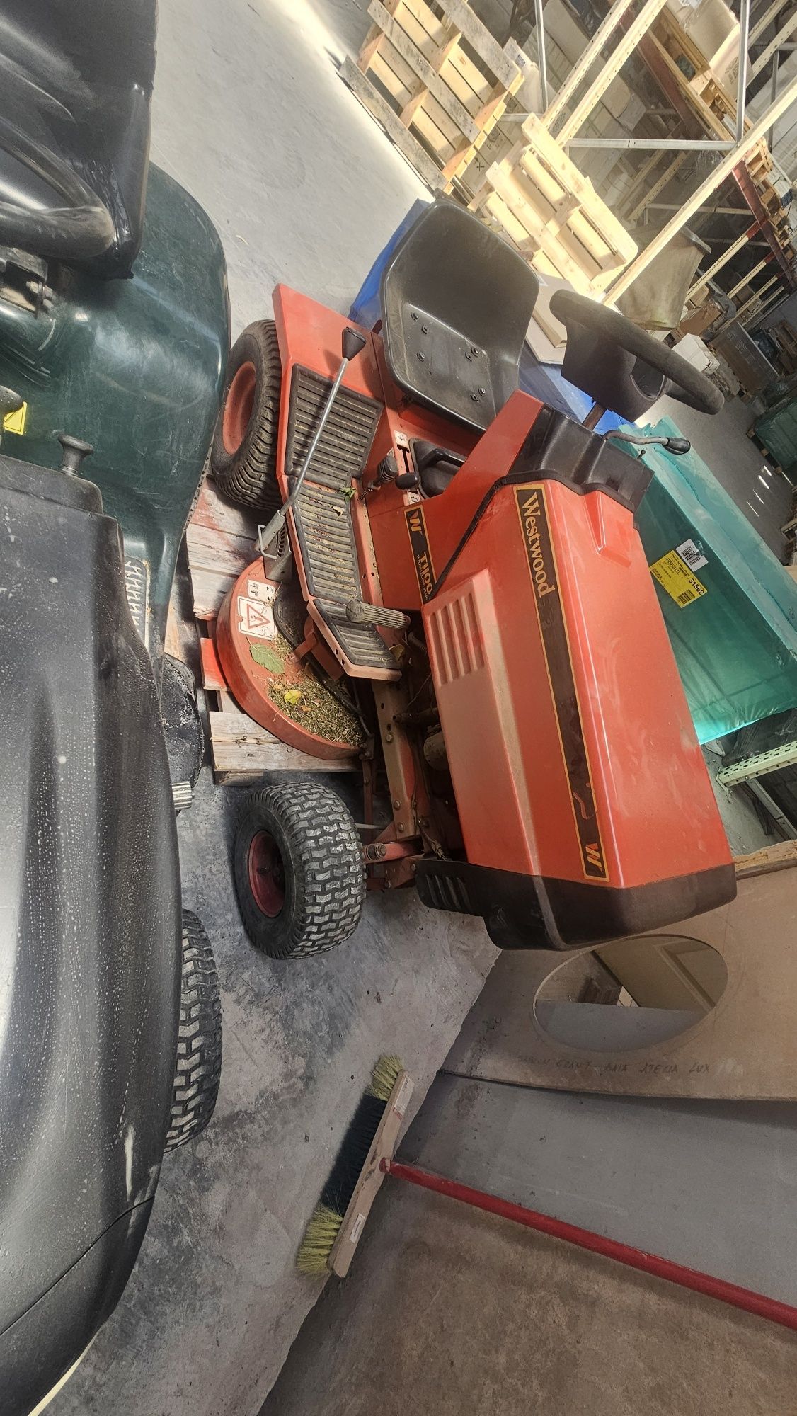 Vând tractoras de gazon