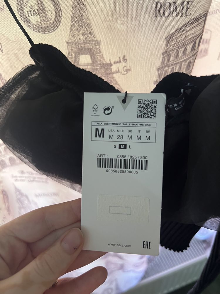 Top negru pe un umăr Zara cu eticheta